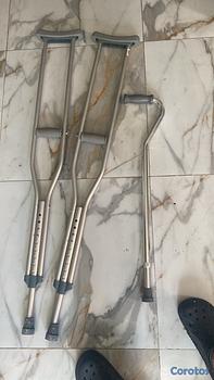 Salud y Equipamiento Médico - las vendo motivo de viaje las muletas y el bastón 