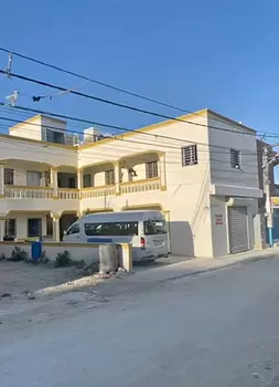 habitaciones y viviendas compartidas - edificio 10 apartamento y un local comercial 