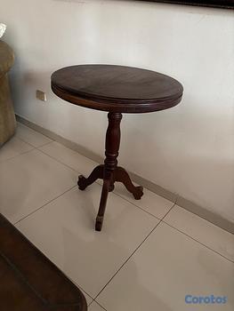 muebles y colchones - Mesa lateral pedestal clásica de caoba