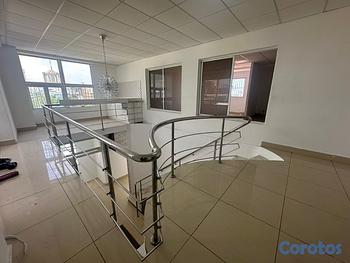 oficinas y locales comerciales - OFICINA MODERNA CON EXCELENTE DISTRIBUCION EN BELLA VISTA