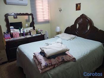 muebles y colchones - juego de cama ,con su gavetero,de 6 gavetas ,todo en caoba