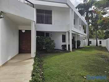 casas - Casa de 5 habitaciones 4 baños 4 parqueos en alqui