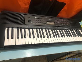 instrumentos musicales - piano Yamaha modelo PSR-E273 de 61 Teclas con su fuente..!!
