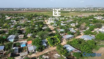 solares y terrenos - Se Vende solar de esquina con 143 metros.  📍En Sec