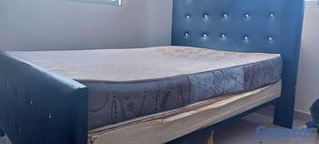 muebles y colchones - Cama doble moderna con cabecera acolchada + colchó