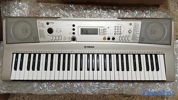 instrumentos musicales - piano Yamaha modelo PSR-E273 de 61 teclas con su fuente..!!