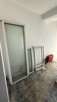 construccion e industrial - Puerta corrediza y ventanas blancas 