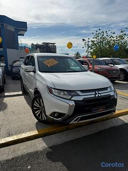 jeepetas y camionetas - Mitsubishi Outlander SE 2020