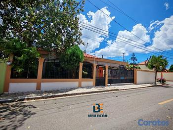 casas - Se vende amplia casa DE ESQUINA en la Entrada del 