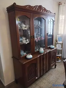 muebles y colchones - está una vitrina de caoba centenaria ,con tres puertas de cristalería y 5 gaveta