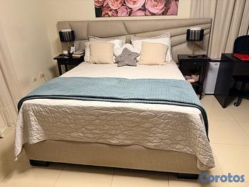 muebles y colchones - Base de cama Queen 80x60 + 2 mesas de noche con topes en cristal. 