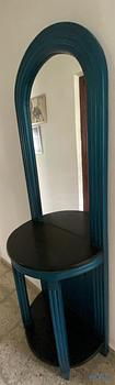 muebles y colchones - Mesa en caoba con técnica 
70” de alto
24” de ancho
12” de profundidad 
