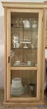 muebles y colchones - Vitrina en caoba con técnica 
23” de ancho
63” de alto
15 “ de profundidad 