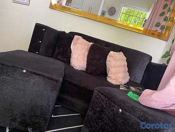 muebles y colchones - Se vende mueble con dos otomanes y una mesa