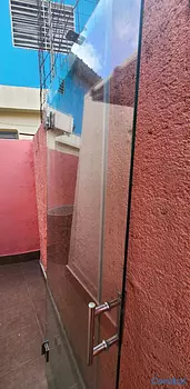 decoración y accesorios - mampara con su pierta 