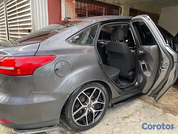 carros - Solo tiene un detalle un golpe en el baúl 