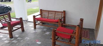 muebles y colchones - Juego de sala en madera (tipo bambú) con cojines –