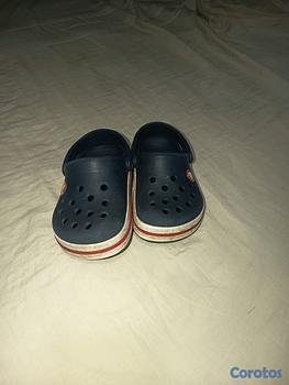 ropa y zapatos - chancletas crocs